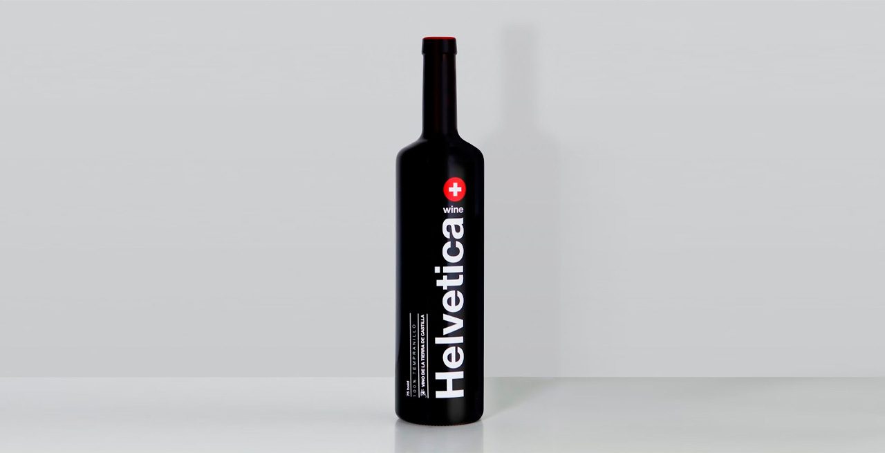 La famosa tipografía Helvetica da nombre a este vino e ilustra el diseño de la etiqueta