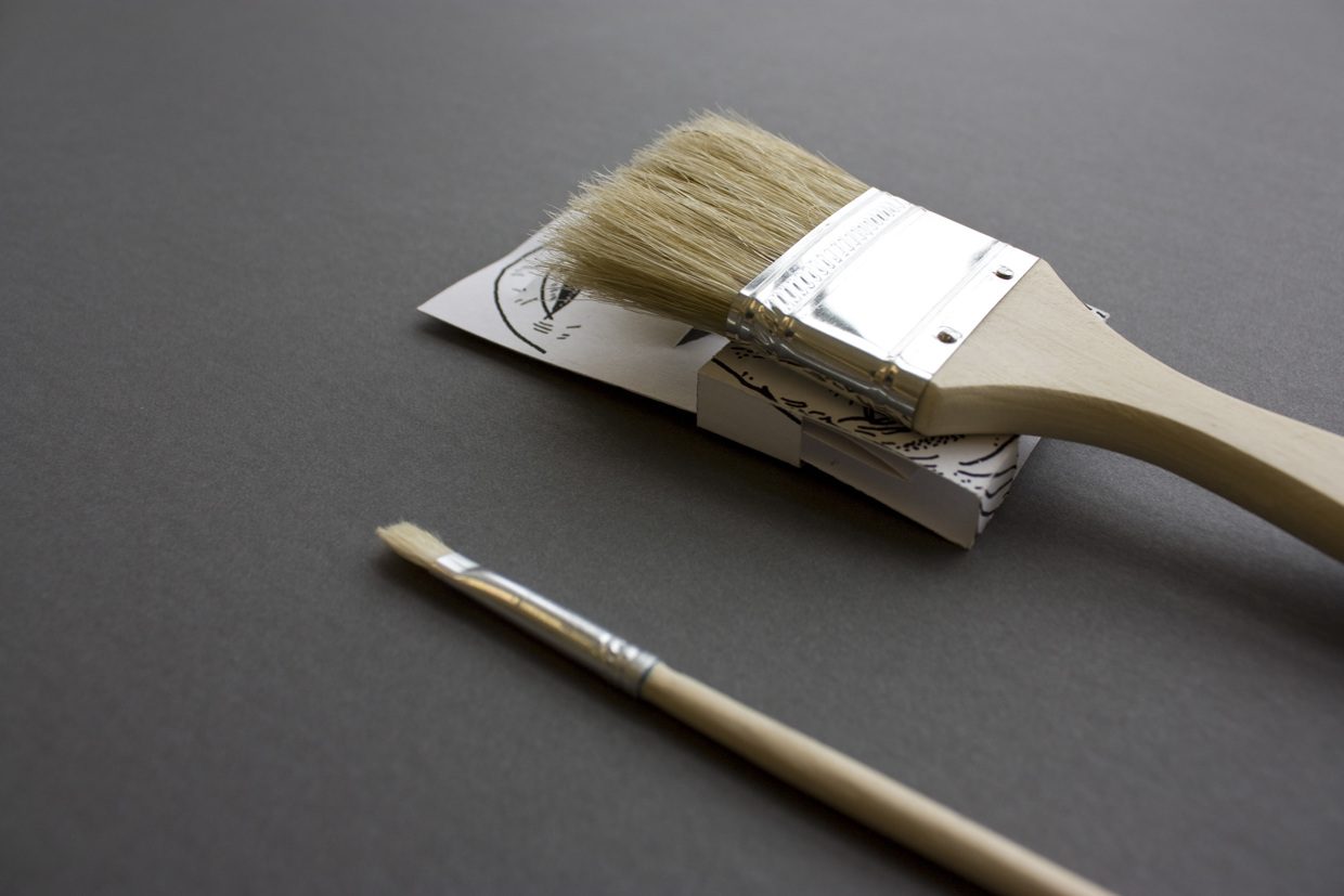 packaging-brochas-detalle La brocha puede colocarse una vez usada sobre el cartón