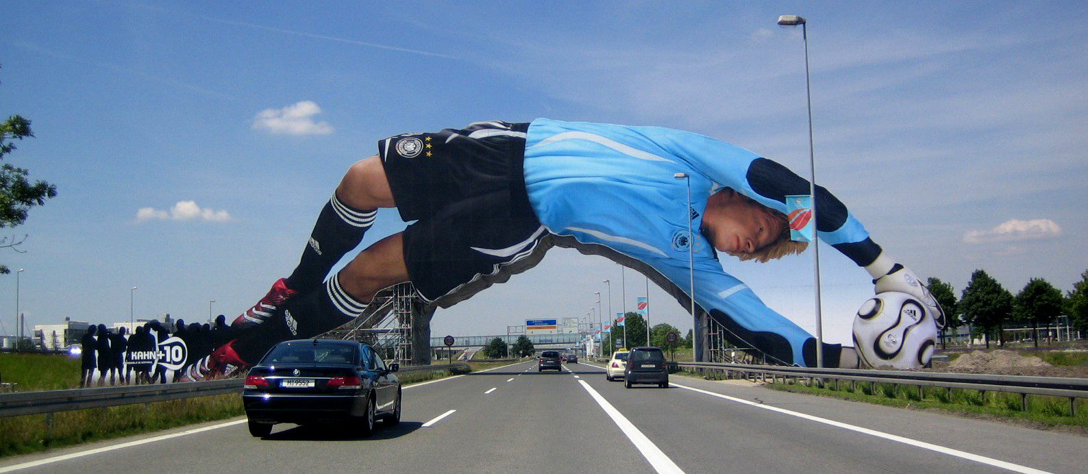 publicidad-marketing-guerrilla-adidas El portero alemán recibía a los visitantes al Mundial de fútbol de 2006 en el aeropuerto de Munich
