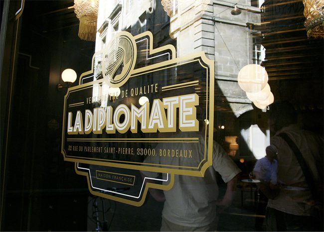 diseno-grafico-lo-retro-se-instala-en-el-diseno-grafico-identidad-la-diplomate Identidad corporativa para La Diplomate diseñada por el estudio vietnamita Rice Creative.