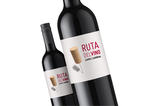 Botella con el logo creado por Estudio Mique para la Ruta del Vino