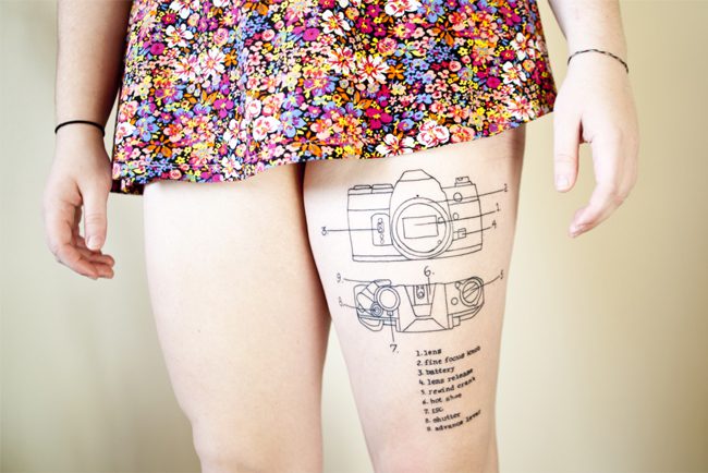 tatuajes-y-diseno-grafico-camara-fotos Tatuaje del esquema de una cámara de fotos.