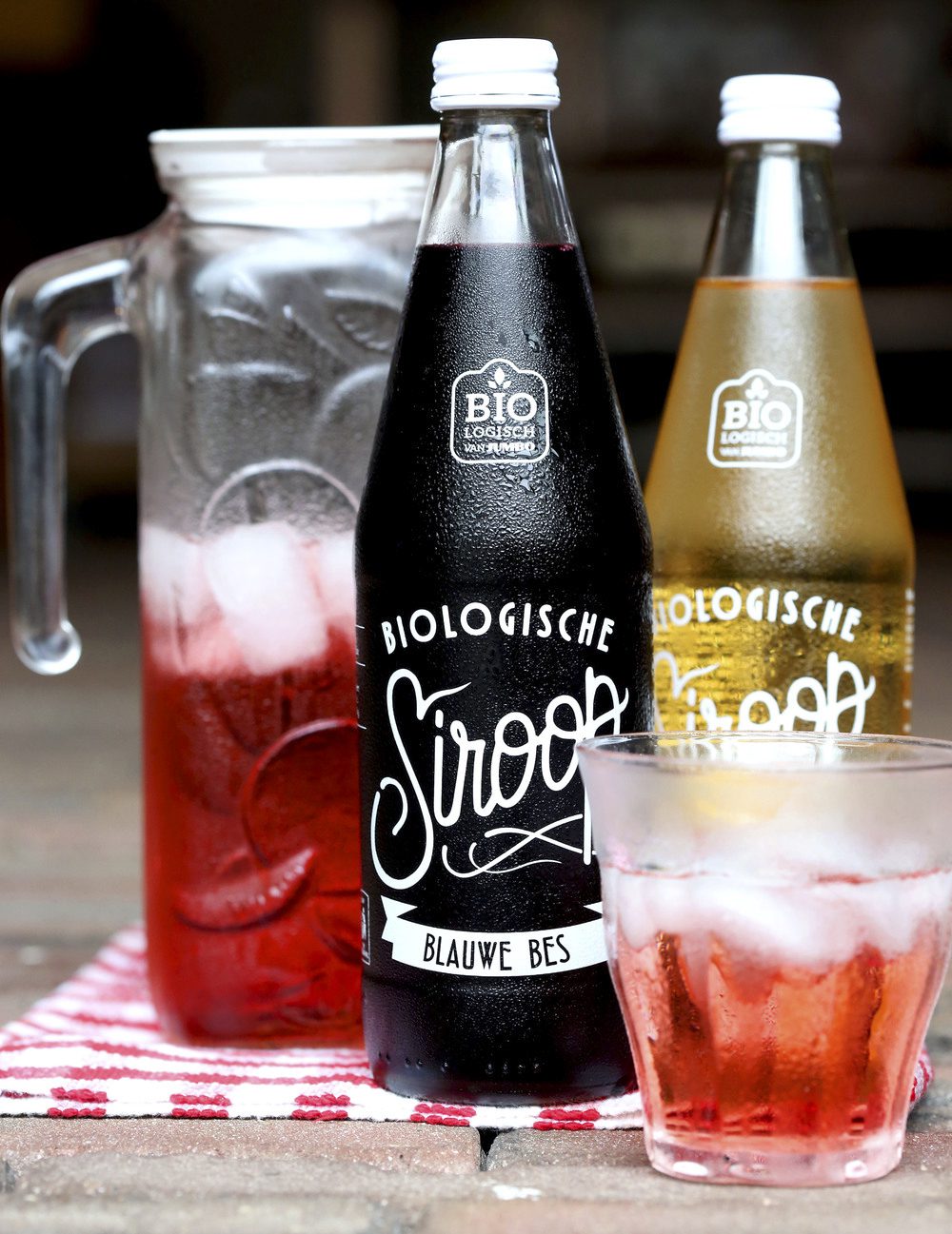 En este ejemplo, tanto el diseño gráfico como el diseño del envase de la botella tiene una clara inspiración vintage.