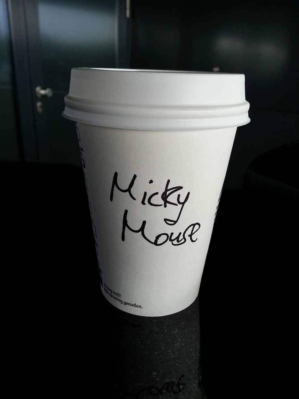 Del-branding-al-debranding-todo-un-proceso-del-diseno-grafico-starbucks-vaso-personalizado