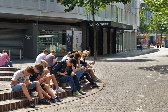 Gente jugando a Pokémon Go en una "Pokeparada"