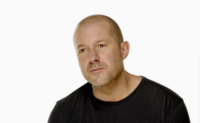 John Ive ha diseñado muchos de los productos de Apple entre ellos el MacBook Pro, iMac, MacBook Air, Mac mini, iPod, iPod Touch, iPhone, iPad, iPad Mini, Apple Watch e iOS.