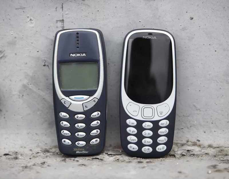 Diseño del modelo original del Nokia 3310 frente al nuevo modelo. Diseño del modelo original del Nokia 3310 frente al nuevo modelo.