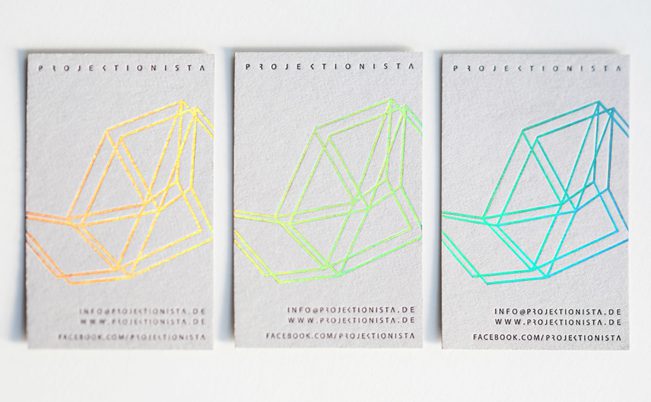 Diseño de tarjetas con impresión holográfica, un trabajo de Bureau Mitte para Projektionista.
