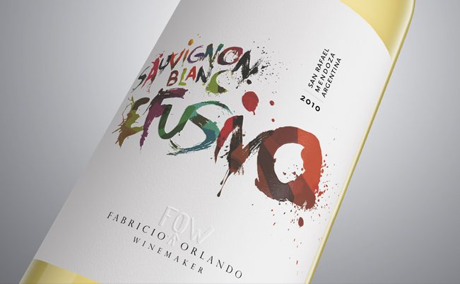 Diseño desenfadado para vino blanco por Estudio Luvaro.