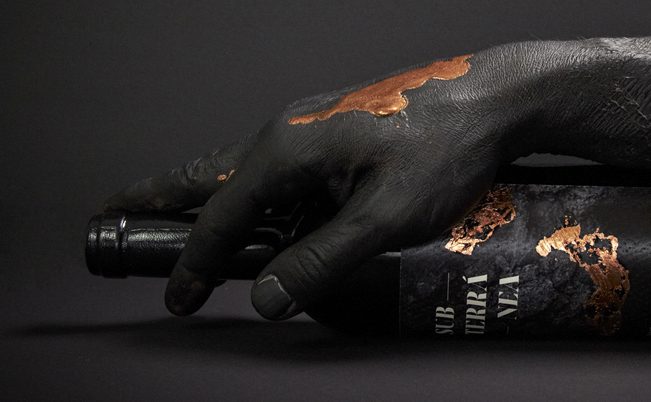 Diseño de packaging cargado de fuerza para el vino Subterranea a cargo del estudio Junge Panik.