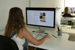 Estudio Mique - Laura trabajando en la web del estudio